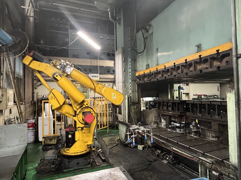 サンテックはプレス加工の自動化技術も自ら開発しロボットを使いこなす